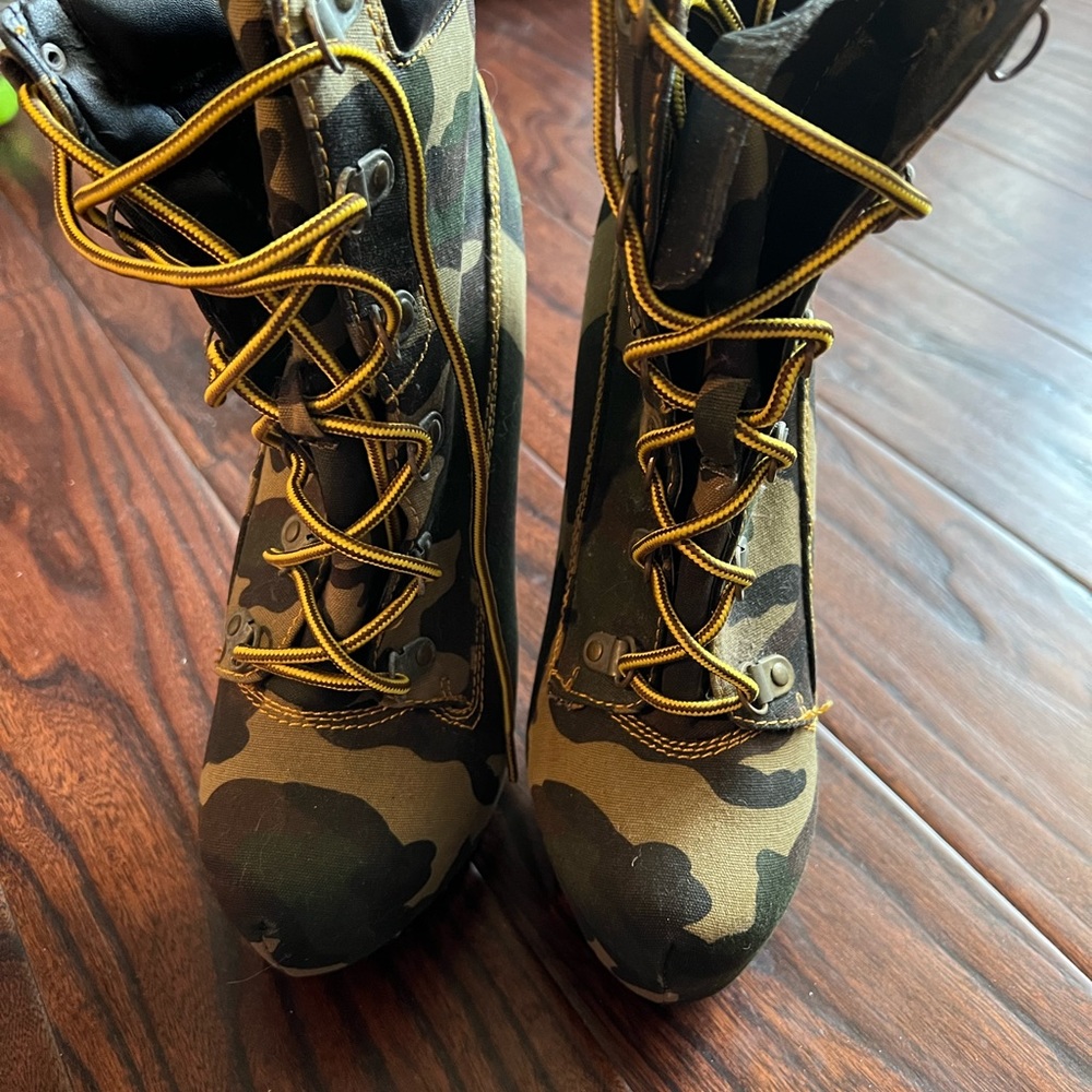 City Snappers Womens Lace Up Military Camo High Heels. NWOB
